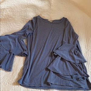 Bell sleeve long sleeve shirt